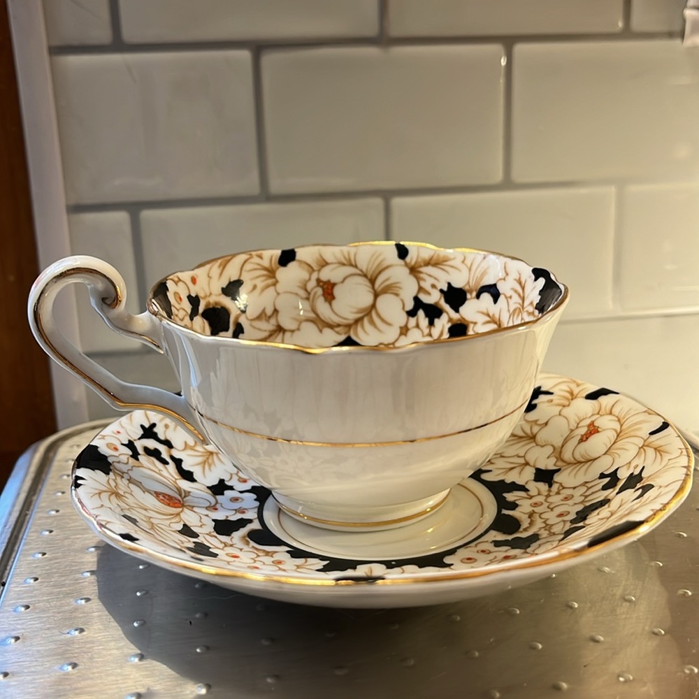 Victoria C & E bone china Peony hand painted tea cup & saucer - Picture 3 of 8